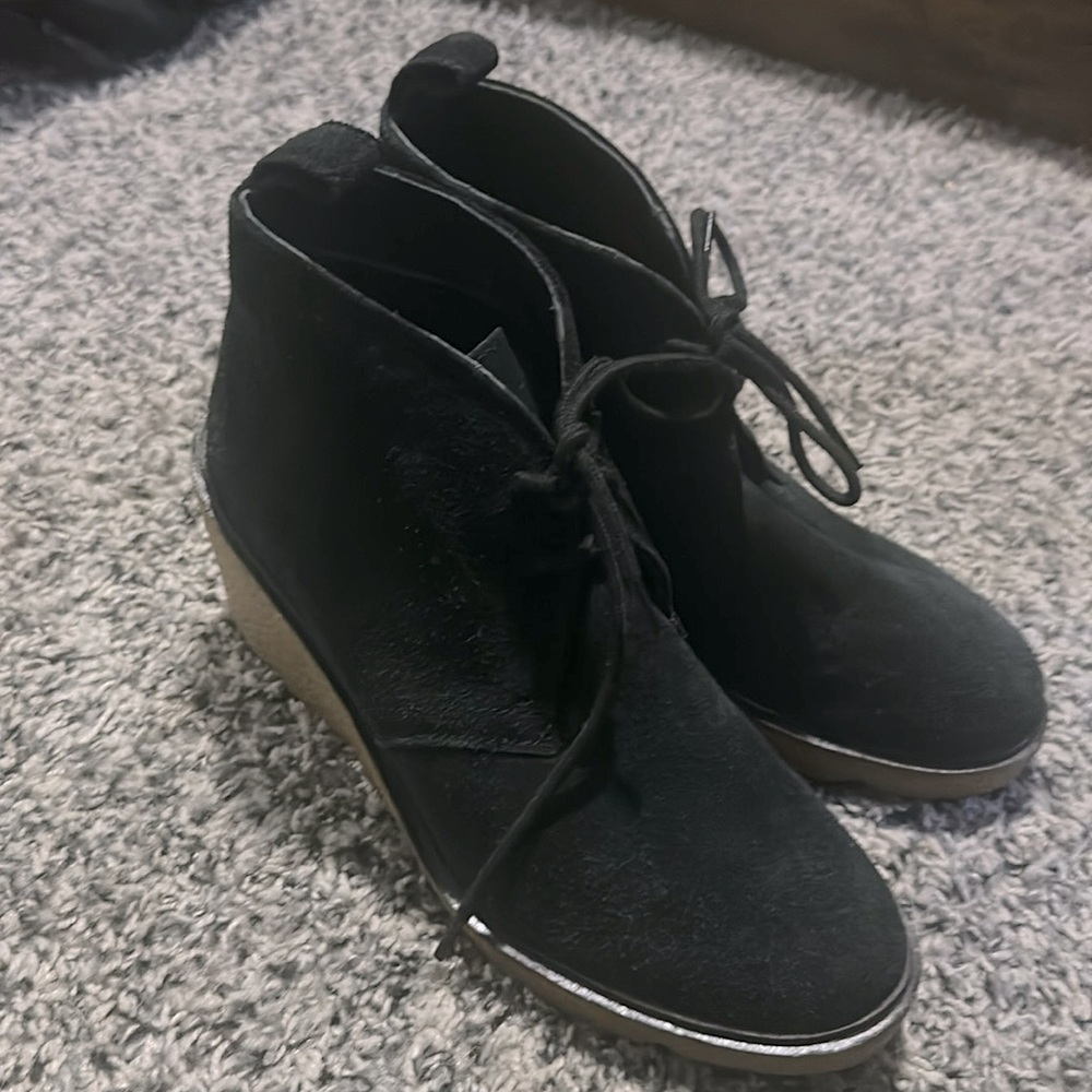 Nearly new Woman’s Clark’s platform suede ankle boots in black. Size 8.